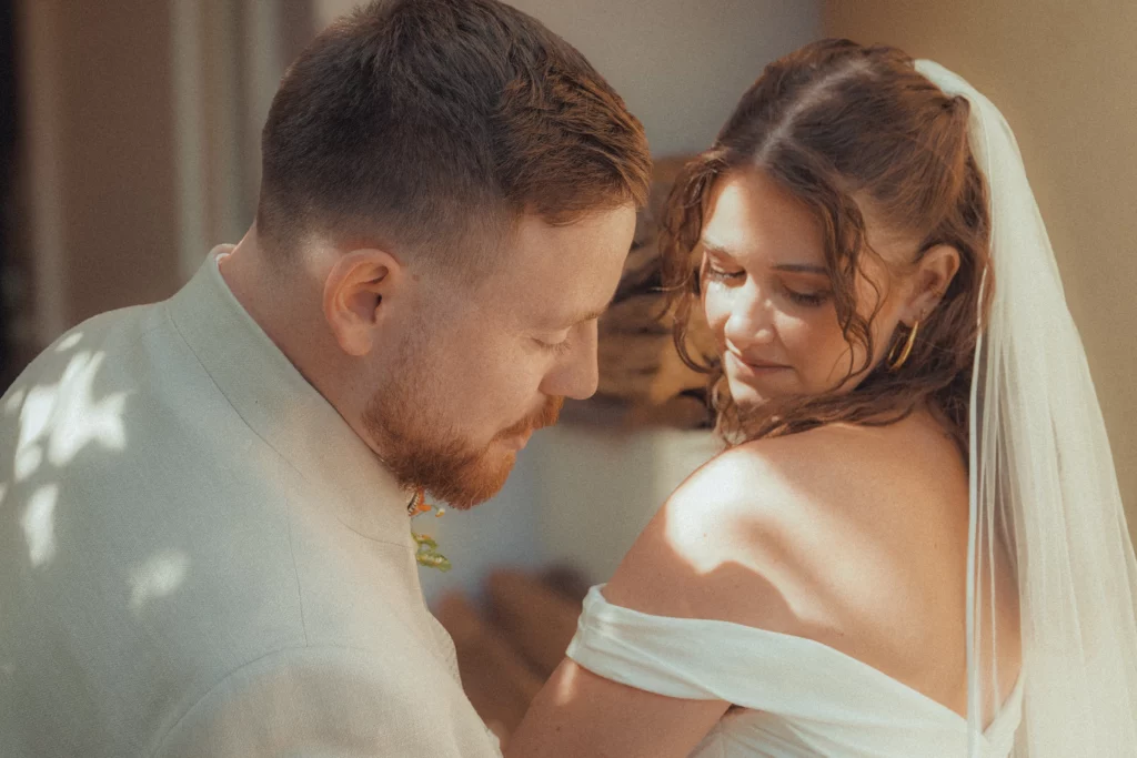 Photographie de mariage à Strasbourg – échange de regards entre les mariés